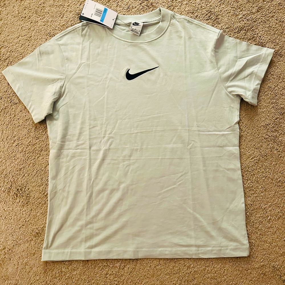 Women’s Nike T-Shirt M size Loose Fit with tags